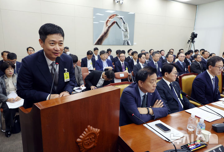 [서울=뉴시스] 고승민 기자 = 홍범식 LGU+ 대표가 21일 서울 여의도 국회에서 열린 과학기술정보방송통신위원회의 정보통신산업진흥원 등 국정감사에서 의원 질의에 답하고 있다. 2025.10.21. kkssmm99@newsis.com