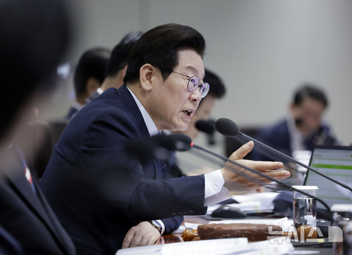 [서울=뉴시스] 최동준 기자 = 이재명 대통령이 21일 서울 용산 대통령실 청사에서 열린 국무회의에서 발언하고 있다. 2025.10.21. photocdj@newsis.com