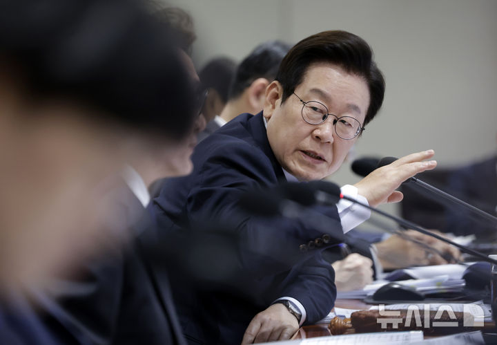 [서울=뉴시스] 최동준 기자 = 이재명 대통령이 21일 서울 용산 대통령실 청사에서 열린 국무회의에서 발언하고 있다. 2025.10.21. photocdj@newsis.com