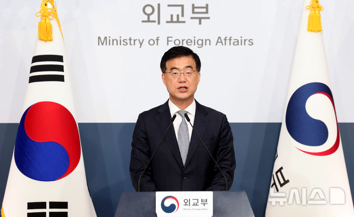 [서울=뉴시스] 추상철 기자 = 이재웅 외교부 대변인이 21일 오후 서울 종로구 정부서울청사 별관에서 현안 관련 정례브리핑을 하고 있다. 2025.10.21. scchoo@newsis.com