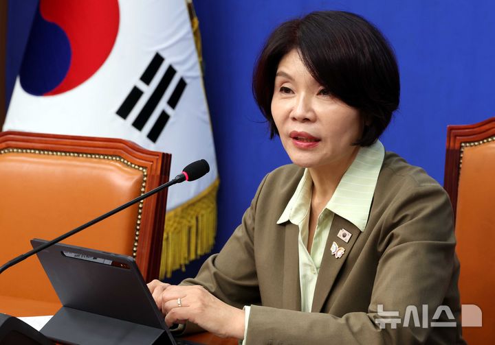 [서울=뉴시스] 조성봉 기자 = 한정애 더불어민주당 정책위의장이 21일 오후 서울 여의도 국회에서 주택시장안정화TF 명단발표 및 10.15대책 설명을 하고 있다. 2025.10.21. suncho21@newsis.com