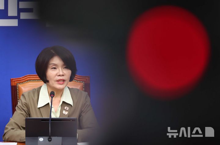 [서울=뉴시스] 조성봉 기자 = 한정애 더불어민주당 정책위의장이 21일 오후 서울 여의도 국회에서 주택시장안정화TF 명단발표 및 10.15대책 설명을 하고 있는 가운데 ENG 카메라에 빨간불이 켜져 있다. 2025.10.21. suncho21@newsis.com