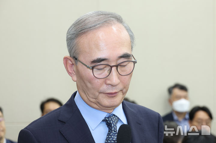 [서울=뉴시스] 고승민 기자 = 김영섭 KT 대표가 21일 서울 여의도 국회에서 열린 과학기술정보방송통신위원회의 정보통신산업진흥원 등 국정감사에서 의원 질의를 듣던 중 밑을 바라보고 있다. 2025.10.21. kkssmm99@newsis.com