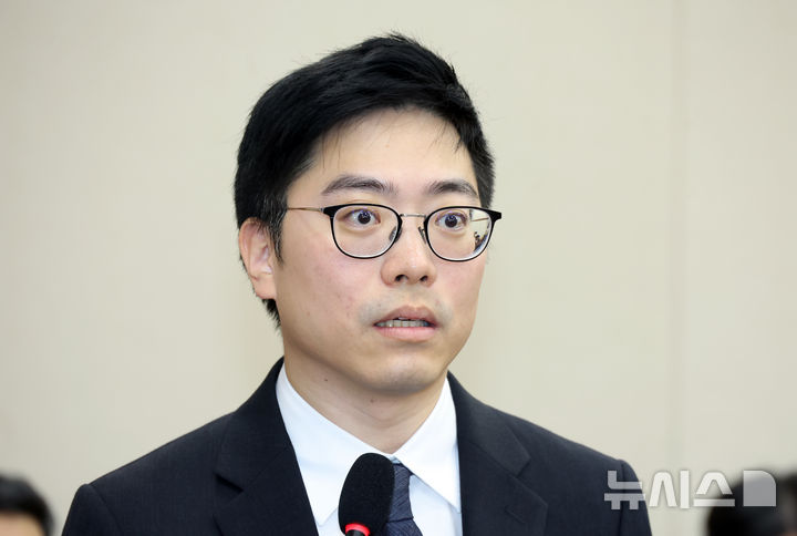 [서울=뉴시스] 고승민 기자 = 박세준 티오리 대표가 21일 서울 여의도 국회에서 열린 과학기술정보방송통신위원회의 정보통신산업진흥원 등 국정감사에서 최민희 과방위원장 질의에 답하고 있다. 2025.10.21. kkssmm99@newsis.com