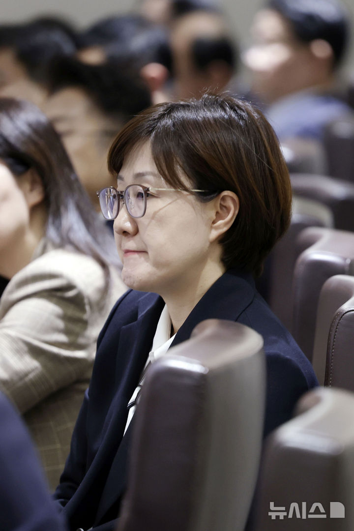 [서울=뉴시스] 최동준 기자 = 김현지 제1부속실장이 21일 서울 용산 대통령실 청사에서 열린 국무회의에 배석해 있다. 2025.10.21. photocdj@newsis.com