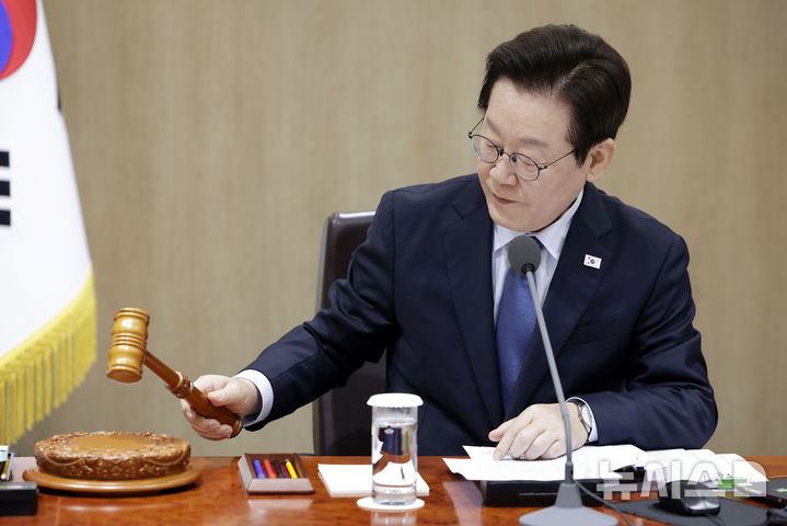 [서울=뉴시스] 최동준 기자 = 이재명 대통령이 21일 서울 용산 대통령실 청사에서 열린 국무회의에서 의사봉을 두드리며 개회 선언을 하고 있다. 2025.10.21. photocdj@newsis.com