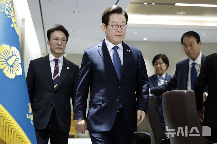 [서울=뉴시스] 최동준 기자 = 이재명 대통령이 21일 서울 용산 대통령실 청사에서 열린 국무회의에 입장하고 있다. 2025.10.21. photocdj@newsis.com