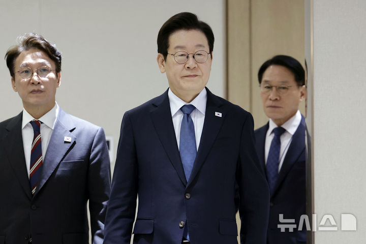 [서울=뉴시스] 최동준 기자 = 이재명 대통령이 지난 21일 서울 용산 대통령실 청사에서 열린 국무회의에 입장하고 있다. 2025.10.21. photocdj@newsis.com