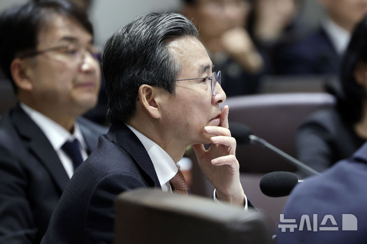 [서울=뉴시스] 최동준 기자 = 김용범 정책실장이 21일 서울 용산 대통령실 청사에서 열린 국무회의에 참석해 있다. 2025.10.21. photocdj@newsis.com