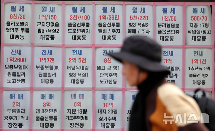 [서울=뉴시스] 홍효식 기자 = 서울 아파트 평균 월세가 144만원을 기록하며 역대 최고치를 경신했다. 21일 한국부동산원에 따르면 지난달 서울 아파트 평균 월세는 144만원으로 집계돼 월별 기준 역대 최대치를 기록했다. 이는 올해 1월(134만원)보다 10만원가량 상승한 수치다. 6·27 대출 규제가 주택담보대출 한도를 6억원으로 제한하면서 내 집 마련 수요를 억제했고, 그 결과 전세 계약을 유지하거나 갱신하려는 세입자들이 늘었다는 분석이다.사진은 21일 서울 시내 한 공인중개사에 게시된 월세 매물 정보. 2025.10.21. yesphoto@newsis.com