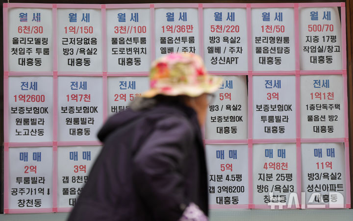 [서울=뉴시스] 홍효식 기자 = 서울 아파트 평균 월세가 144만원을 기록하며 역대 최고치를 경신했다. 21일 한국부동산원에 따르면 지난달 서울 아파트 평균 월세는 144만원으로 집계돼 월별 기준 역대 최대치를 기록했다. 이는 올해 1월(134만원)보다 10만원가량 상승한 수치다. 6·27 대출 규제가 주택담보대출 한도를 6억원으로 제한하면서 내 집 마련 수요를 억제했고, 그 결과 전세 계약을 유지하거나 갱신하려는 세입자들이 늘었다는 분석이다.사진은 21일 서울 시내 한 공인중개사에 게시된 월세 매물 정보. 2025.10.21. yesphoto@newsis.com