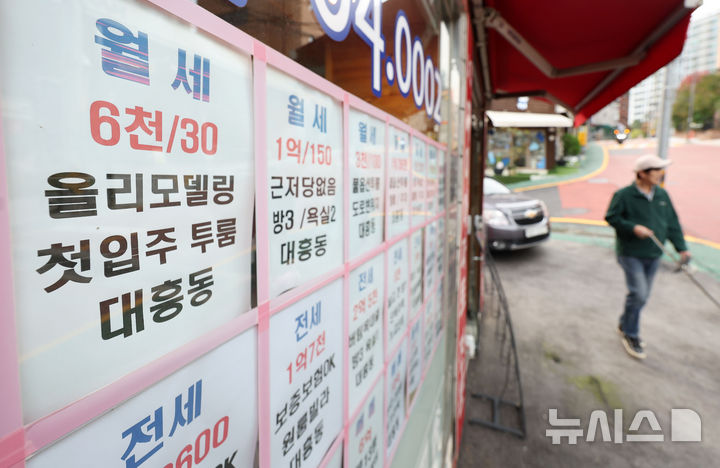 [서울=뉴시스] 홍효식 기자 = 서울 아파트 평균 월세가 144만원을 기록하며 역대 최고치를 경신했다. 21일 한국부동산원에 따르면 지난달 서울 아파트 평균 월세는 144만원으로 집계돼 월별 기준 역대 최대치를 기록했다. 이는 올해 1월(134만원)보다 10만원가량 상승한 수치다. 6·27 대출 규제가 주택담보대출 한도를 6억원으로 제한하면서 내 집 마련 수요를 억제했고, 그 결과 전세 계약을 유지하거나 갱신하려는 세입자들이 늘었다는 분석이다.사진은 21일 서울 시내 한 공인중개사에 게시된 월세 매물 정보. 2025.10.21. yesphoto@newsis.com