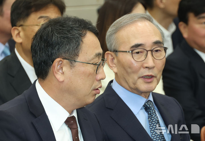 [서울=뉴시스] 고승민 기자 = 유영상 SKT 대표, 김영섭 KT 대표가 21일 서울 여의도 국회에서 열린 과학기술정보방송통신위원회의 정보통신산업진흥원 등 국정감사에 출석, 대화하고 있다. 2025.10.21. kkssmm99@newsis.com