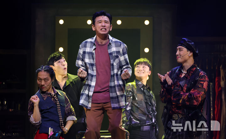 [서울=뉴시스] 김선웅 기자 = 배우 황정민이 21일 서울 송파구 샤롯데씨어터에서 열린 뮤지컬 미세스 다웃파이어 프레스콜에서 주요 장면을 시연하고 있다. 2025.10.21. mangusta@newsis.com