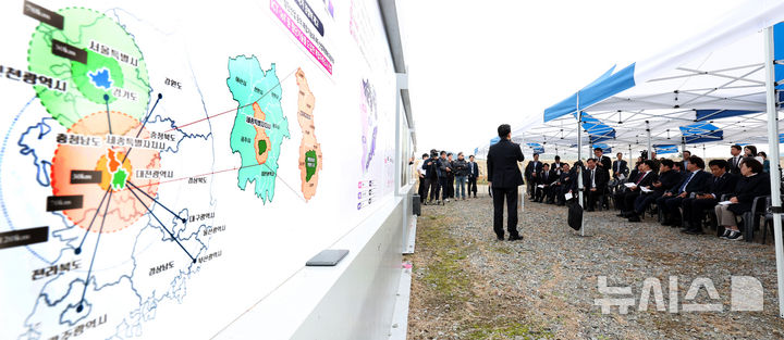 [세종=뉴시스] 강종민 기자 = 국회 국토교통위원회 위원들이 21일 세종시 국회세종의사당 예정부지를 찾아 추진배경 및 경과를 듣고 있다. 2025.10.21. ppkjm@newsis.com