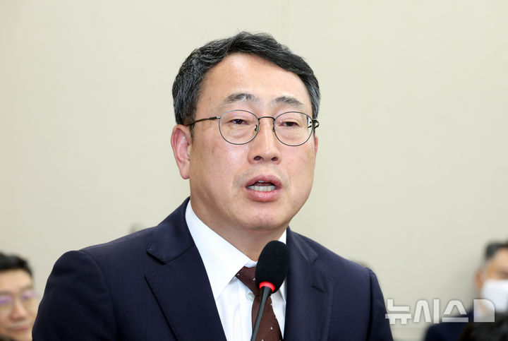 [서울=뉴시스] 고승민 기자 = 유영상 SKT 대표가 21일 서울 여의도 국회에서 열린 과학기술정보방송통신위원회의 정보통신산업진흥원 등 국정감사에서 의원 질의에 답하고 있다. 2025.10.21. kkssmm99@newsis.com