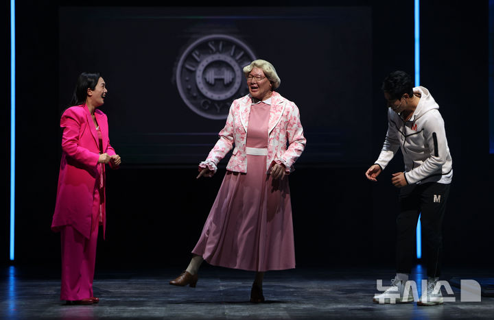 [서울=뉴시스] 김선웅 기자 = 배우 박혜나, 정성화, 이지훈이 21일 서울 송파구 샤롯데씨어터에서 열린 뮤지컬 미세스 다웃파이어 프레스콜에서 주요 장면을 시연하고 있다. 2025.10.21. mangusta@newsis.com