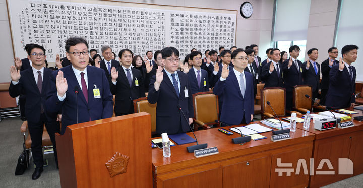 [서울=뉴시스] 김금보 기자 = 이종혁 부산고등검찰청장을 비롯한 검사들이 21일 서울 여의도 국회에서 열린 법제사법위원회 국정감사에서 선서를 하고 있다. 2025.10.21. kgb@newsis.com