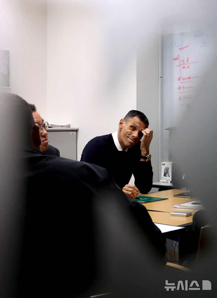 [서울=뉴시스] 조성우 기자 = 사회관계망서비스(SNS)를 통해 심판 판정에 불만을 제기해 한국프로축구연맹 상벌위원회에 넘겨진 거스 포옛 전북 현대 감독이 21일 오후 서울 종로구 축구회관에서 열린 상벌위원회에 출석하기 위해 대기하고 있다. 포옛 감독은 지난 3일 제주월드컵경기장에서 열린 제주 SK와 전북의 리그 경기 이후 자신의 SNS에 심판 판정에 대한 불만을 토로했다. 2025.10.21. xconfind@newsis.com