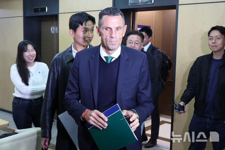 [서울=뉴시스] 조성우 기자 = 사회관계망서비스(SNS)를 통해 심판 판정에 불만을 제기해 한국프로축구연맹 상벌위원회에 넘겨진 거스 포옛 전북 현대 감독이 21일 오후 서울 종로구 축구회관에서 열린 상벌위원회에 출석하기 위해 대기장소로 향하고 있다. 포옛 감독은 지난 3일 제주월드컵경기장에서 열린 제주 SK와 전북의 리그 경기 이후 자신의 SNS에 심판 판정에 대한 불만을 토로했다. 2025.10.21. xconfind@newsis.com