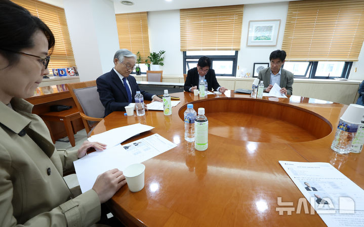 [서울=뉴시스] 조성우 기자 = 조남돈(왼쪽 두 번째) 한국프로축구연맹 상벌위원장이 21일 오후 서울 종로구 축구회관에서 사회관계망서비스(SNS)를 통해 심판 판정에 불만을 제기한 거스 포옛 전북 현대 감독에 대한 징계 여부 논의를 위해 열린 상벌위원회를 주재하고 있다. 포옛 감독은 지난 3일 제주월드컵경기장에서 열린 제주 SK와 전북의 리그 경기 이후 자신의 SNS에 심판 판정에 대한 불만을 토로했다. 2025.10.21. xconfind@newsis.com