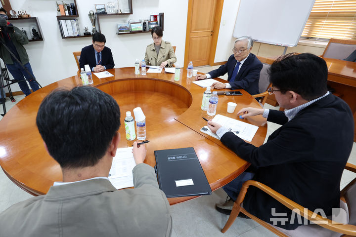 [서울=뉴시스] 조성우 기자 = 조남돈(오른쪽 두 번째) 한국프로축구연맹 상벌위원장이 지난 10월21일 오후 서울 종로구 축구회관에서 사회관계망서비스(SNS)를 통해 심판 판정에 불만을 제기한 거스 포옛 전북 현대 감독에 대한 징계 여부 논의를 위해 열린 상벌위원회를 주재하고 있다. 포옛 감독은 지난 3일 제주월드컵경기장에서 열린 제주 SK와 전북의 리그 경기 이후 자신의 SNS에 심판 판정에 대한 불만을 토로했다. 2025.10.21. xconfind@newsis.com