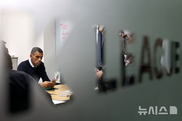 [서울=뉴시스] 조성우 기자 = 사회관계망서비스(SNS)를 통해 심판 판정에 불만을 제기해 한국프로축구연맹 상벌위원회에 넘겨진 거스 포옛 전북 현대 감독이 21일 오후 서울 종로구 축구회관에서 열린 상벌위원회에 출석하기 위해 대기하고 있다. 포옛 감독은 지난 3일 제주월드컵경기장에서 열린 제주 SK와 전북의 리그 경기 이후 자신의 SNS에 심판 판정에 대한 불만을 토로했다. 2025.10.21. xconfind@newsis.com