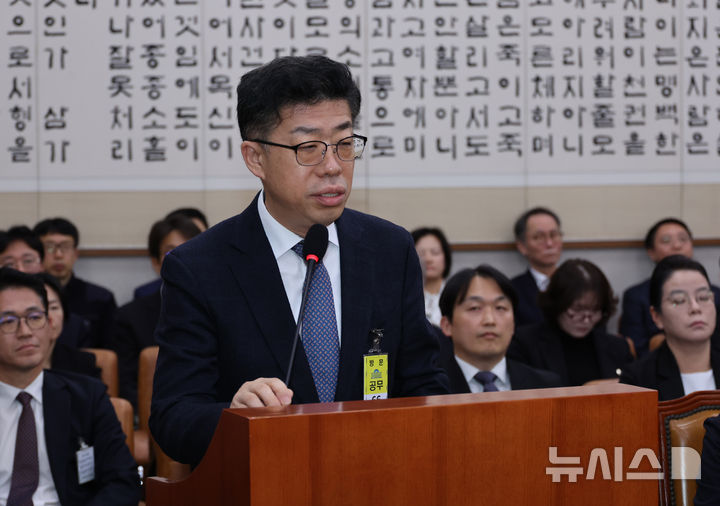 [서울=뉴시스] 김금보 기자 = 신용해 전 교정본부장이 21일 서울 여의도 국회에서 열린 법제사법위원회 국정감사에서 질의에 답하고 있다. 2025.10.21. kgb@newsis.com