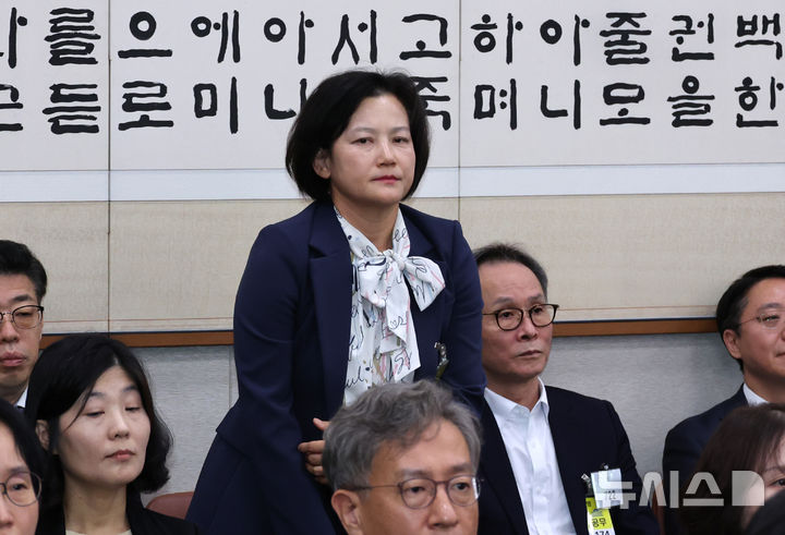 [서울=뉴시스] 김금보 기자 = 정유미 법무연수원 연구위원 (전 창원지검장)이 지난 10월 21일 서울 여의도 국회에서 열린 법제사법위원회 국정감사에서 인사를 하고 있다. 2025.10.21. kgb@newsis.com