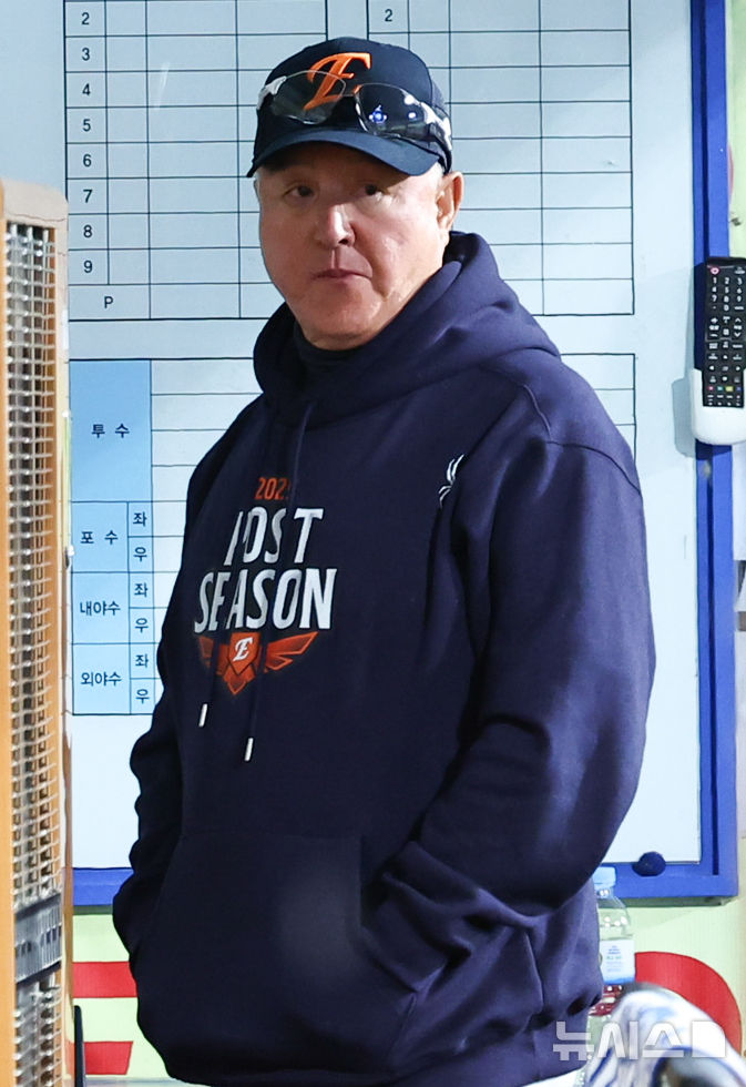 [대구=뉴시스] 최진석 기자 = 21일 대구 수성구 삼성라이온즈파크에서 열린 2025 신한 SOL 뱅크 KBO 포스트시즌 플레이오프 3차전 한화 이글스와 삼성 라이온즈의 경기, 한화 김경문 감독이 선수들을 바라보고 있다. 2025.10.21. myjs@newsis.com