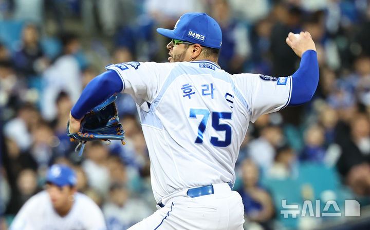 [대구=뉴시스] 최진석 기자 = 21일 대구 수성구 삼성라이온즈파크에서 열린 2025 신한 SOL 뱅크 KBO 포스트시즌 플레이오프 3차전 한화 이글스와 삼성 라이온즈의 경기, 1회초 삼성 선발투수 후라도가 공을 던지고 있다. 2025.10.21. myjs@newsis.com