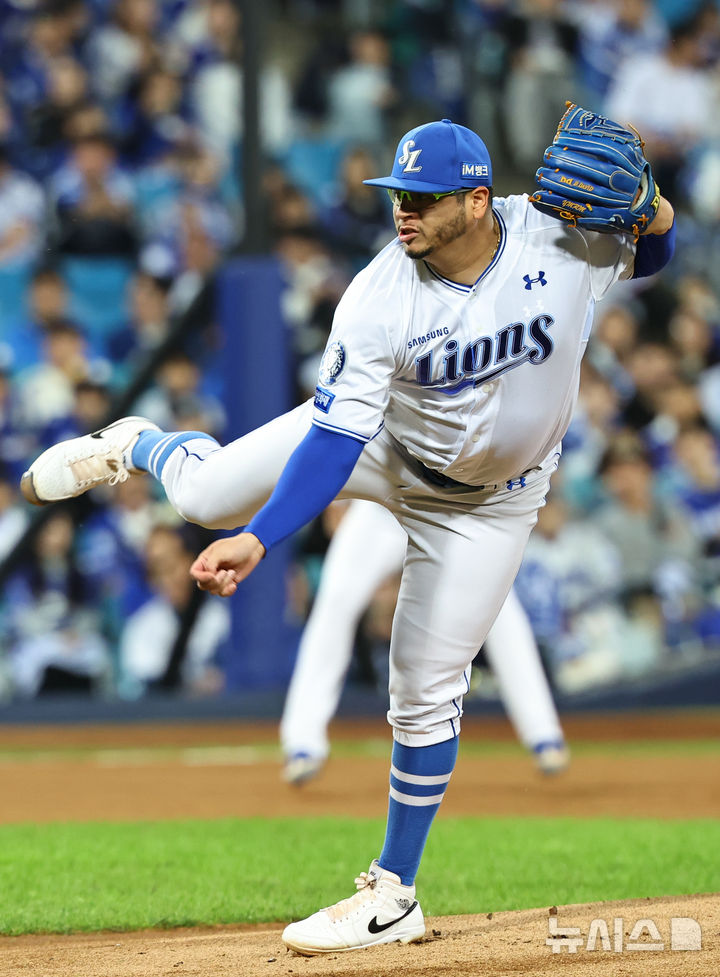 [대구=뉴시스] 최진석 기자 = 21일 대구 수성구 삼성라이온즈파크에서 열린 2025 신한 SOL 뱅크 KBO 포스트시즌 플레이오프 3차전 한화 이글스와 삼성 라이온즈의 경기, 1회초 삼성 선발투수 후라도가 공을 던지고 있다. 2025.10.21. myjs@newsis.com