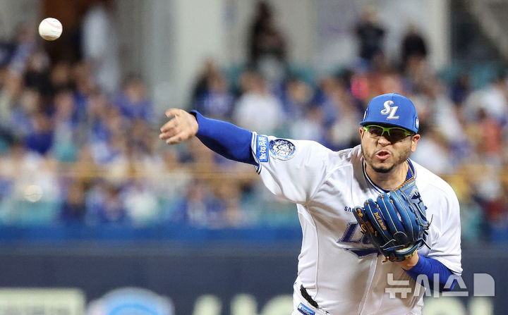 [대구=뉴시스] 이무열 기자 = 21일 대구 수성구 삼성라이온즈파크에서 열린 2025 신한 SOL 뱅크 KBO 포스트시즌 플레이오프 3차전 한화 이글스와 삼성 라이온즈의 경기, 1회초 삼성 선발투수 후라도가 공을 던지고 있다. 2025.10.21. lmy@newsis.com