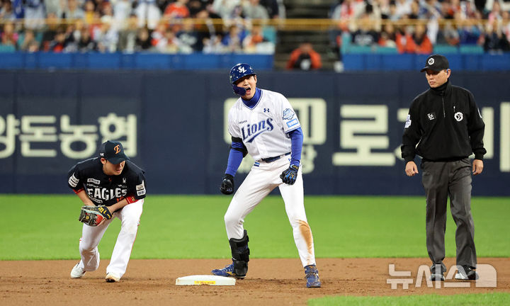 [대구=뉴시스] 이무열 기자 = 21일 대구 수성구 삼성라이온즈파크에서 열린 2025 신한 SOL 뱅크 KBO 포스트시즌 플레이오프 3차전 한화 이글스와 삼성 라이온즈의 경기, 1회말 2사 주자 없는 상황에서 삼성 구자욱이 2루타를 친 뒤 기뻐하고 있다. 2025.10.21. lmy@newsis.com