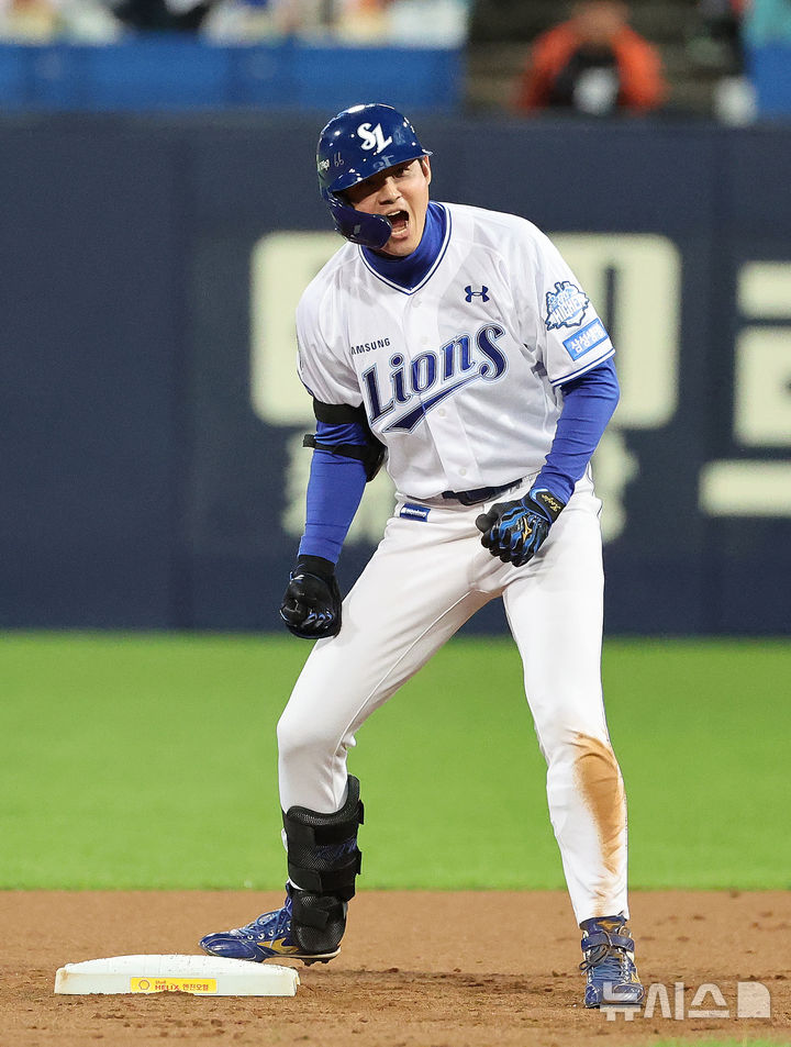 [대구=뉴시스] 이무열 기자 = 21일 대구 수성구 삼성라이온즈파크에서 열린 2025 신한 SOL 뱅크 KBO 포스트시즌 플레이오프 3차전 한화 이글스와 삼성 라이온즈의 경기, 1회말 2사 주자 없는 상황에서 삼성 구자욱이 2루타를 친 뒤 기뻐하고 있다. 2025.10.21. lmy@newsis.com