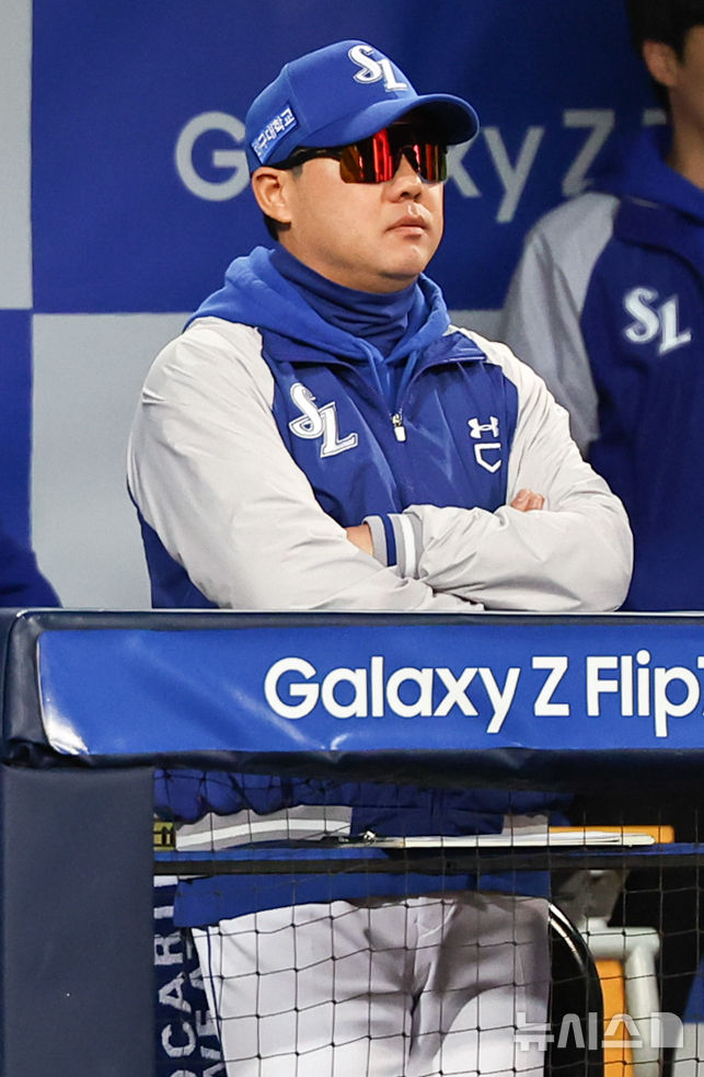 [대구=뉴시스] 최진석 기자 = 21일 대구 수성구 삼성라이온즈파크에서 열린 2025 신한 SOL 뱅크 KBO 포스트시즌 플레이오프 3차전 한화 이글스와 삼성 라이온즈의 경기, 2회초 삼성 박진만 감독이 선수들을 바라보고 있다. 2025.10.21. myjs@newsis.com