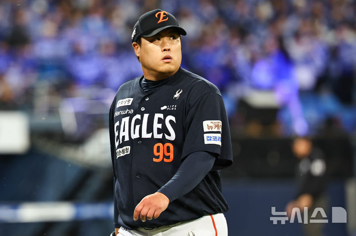 [대구=뉴시스] 최진석 기자 = 21일 대구 수성구 삼성라이온즈파크에서 열린 2025 신한 SOL 뱅크 KBO 포스트시즌 플레이오프 3차전 한화 이글스와 삼성 라이온즈의 경기, 2회말 한화 류현진이 무실점 후 더그아웃으로 들어가고 있다. 2025.10.21. myjs@newsis.com