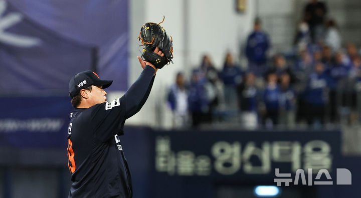 [대구=뉴시스] 최진석 기자 = 21일 대구 수성구 삼성라이온즈파크에서 열린 2025 신한 SOL 뱅크 KBO 포스트시즌 플레이오프 3차전 한화 이글스와 삼성 라이온즈의 경기, 3회말 무사 1루 상황 한화 류현진이 삼성 류지혁의 우익수 플라이 아웃 때 1루주자 강민호를 포스아웃 시킨 우익수 최인호에게 고마워하고 있다 . 2025.10.21. myjs@newsis.com