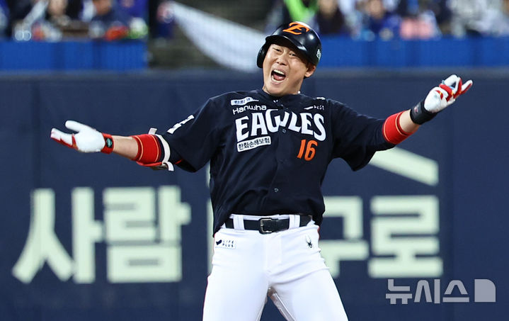 [대구=뉴시스] 최진석 기자 = 21일 대구 수성구 삼성라이온즈파크에서 열린 2025 신한 SOL 뱅크 KBO 포스트시즌 플레이오프 3차전 한화 이글스와 삼성 라이온즈의 경기, 4회초 2사 1루 상황 한화 하주석이 1타점 안타를 치고 기뻐하고 있다 . 2025.10.21. myjs@newsis.com