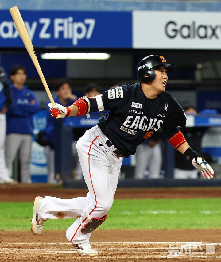 [대구=뉴시스] 최진석 기자 = 21일 대구 수성구 삼성라이온즈파크에서 열린 2025 신한 SOL 뱅크 KBO 포스트시즌 플레이오프 3차전 한화 이글스와 삼성 라이온즈의 경기, 4회초 2사 1루 상황 한화 하주석이 1타점 안타를 치고 있다 . 2025.10.21. myjs@newsis.com