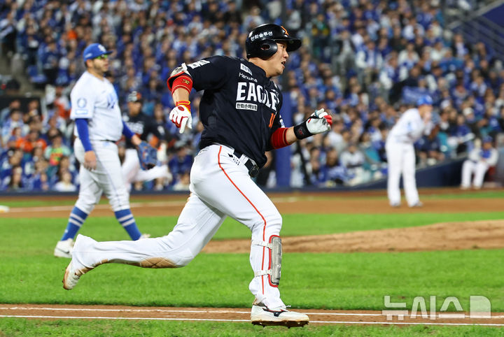 [대구=뉴시스] 최진석 기자 = 21일 대구 수성구 삼성라이온즈파크에서 열린 2025 신한 SOL 뱅크 KBO 포스트시즌 플레이오프 3차전 한화 이글스와 삼성 라이온즈의 경기, 4회초 2사 1루 상황 한화 하주석이 1타점 안타를 치고 1루로 달리고 있다 . 2025.10.21. myjs@newsis.com