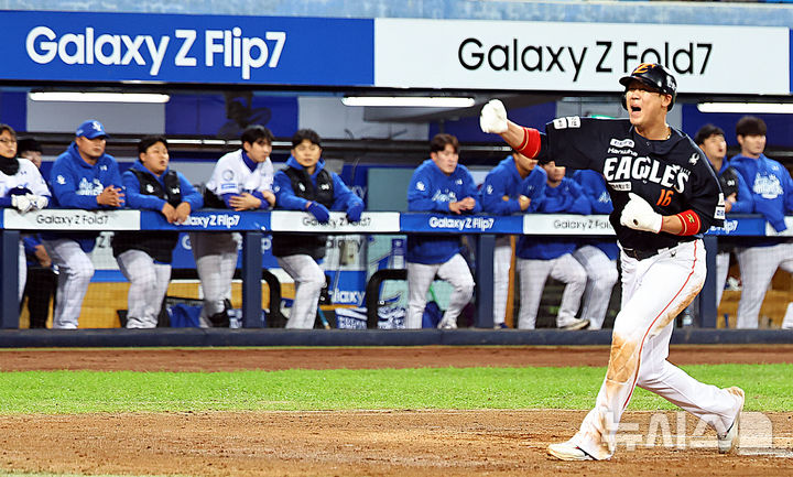 [대구=뉴시스] 최진석 기자 = 21일 대구 수성구 삼성라이온즈파크에서 열린 2025 신한 SOL 뱅크 KBO 포스트시즌 플레이오프 3차전 한화 이글스와 삼성 라이온즈의 경기, 4회초 2사 2루 상황 2루주자 한화 하주석이 이도윤의 안타 때 득점 후 포효하고 있다 . 2025.10.21. myjs@newsis.com