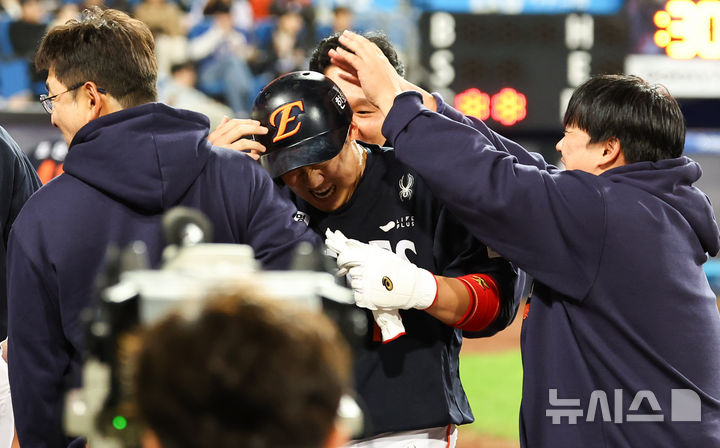 [대구=뉴시스] 최진석 기자 = 21일 대구 수성구 삼성라이온즈파크에서 열린 2025 신한 SOL 뱅크 KBO 포스트시즌 플레이오프 3차전 한화 이글스와 삼성 라이온즈의 경기, 4회초 2사 2루 상황 2루주자 한화 하주석이 이도윤의 안타 때 득점 후 동료들과 기뻐하고 있다 . 2025.10.21. myjs@newsis.com