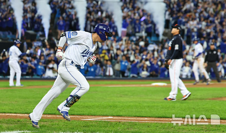 [대구=뉴시스] 최진석 기자 = 21일 대구 수성구 삼성라이온즈파크에서 열린 2025 신한 SOL 뱅크 KBO 포스트시즌 플레이오프 3차전 한화 이글스와 삼성 라이온즈의 경기, 4회말 1사 1,2루 상황 삼성 김영웅이 홈런을 치고 홈으로 향하고 있다 . 2025.10.21. myjs@newsis.com