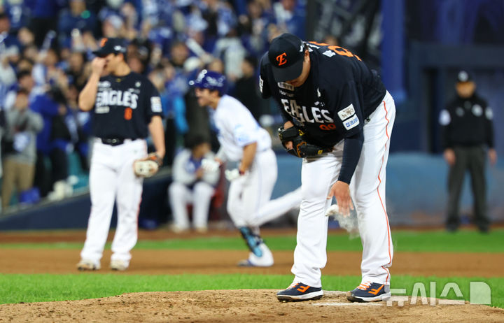 [대구=뉴시스] 최진석 기자 = 21일 대구 수성구 삼성라이온즈파크에서 열린 2025 신한 SOL 뱅크 KBO 포스트시즌 플레이오프 3차전 한화 이글스와 삼성 라이온즈의 경기, 4회말 1사 1,2루 상황 한화 류현진이 삼성 김영웅에게 홈런을 맞은 후 아쉬워하고 있다 . 2025.10.21. myjs@newsis.com