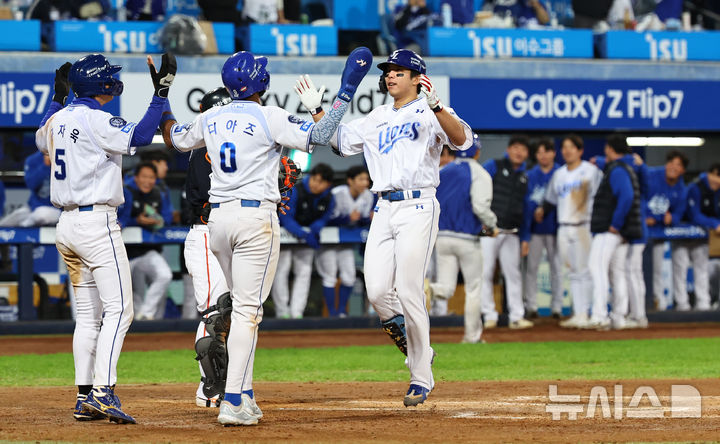 [대구=뉴시스] 최진석 기자 = 21일 대구 수성구 삼성라이온즈파크에서 열린 2025 신한 SOL 뱅크 KBO 포스트시즌 플레이오프 3차전 한화 이글스와 삼성 라이온즈의 경기, 4회말 1사 1,2루 상황 삼성 김영웅이 홈런을 치고 득점하며 구자욱, 디아즈와 기뻐하고 있다 . 2025.10.21. myjs@newsis.com