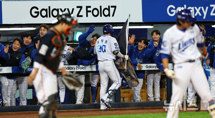 [대구=뉴시스] 최진석 기자 = 21일 대구 수성구 삼성라이온즈파크에서 열린 2025 신한 SOL 뱅크 KBO 포스트시즌 플레이오프 3차전 한화 이글스와 삼성 라이온즈의 경기, 4회말 1사 1,2루 상황 삼성 김영웅이 홈런을 치고 득점 후 동료들과 기뻐하고 있다 . 2025.10.21. myjs@newsis.com