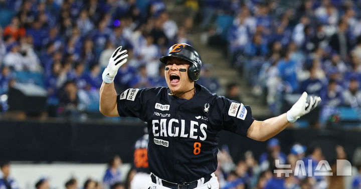 [대구=뉴시스] 최진석 기자 = 21일 대구 수성구 삼성라이온즈파크에서 열린 2025 신한 SOL 뱅크 KBO 포스트시즌 플레이오프 3차전 한화 이글스와 삼성 라이온즈의 경기, 5회초 2사 3루 상황 한화 노시환이 역전 투런 홈런을 치고 진루하며 포효하고 있다 . 2025.10.21. myjs@newsis.com