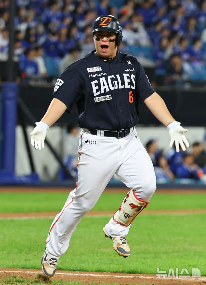 [대구=뉴시스] 최진석 기자 = 21일 대구 수성구 삼성라이온즈파크에서 열린 2025 신한 SOL 뱅크 KBO 포스트시즌 플레이오프 3차전 한화 이글스와 삼성 라이온즈의 경기, 5회초 2사 3루 상황 한화 노시환이 역전 투런 홈런을 치고 진루하며 포효하고 있다 . 2025.10.21. myjs@newsis.com