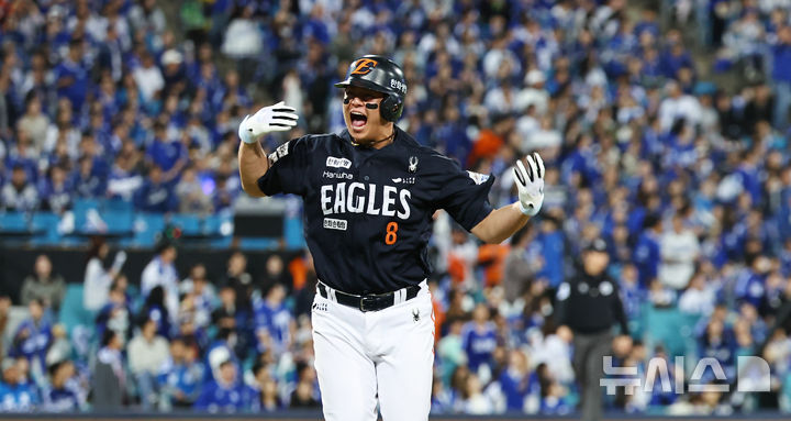 [대구=뉴시스] 최진석 기자 = 21일 대구 수성구 삼성라이온즈파크에서 열린 2025 신한 SOL 뱅크 KBO 포스트시즌 플레이오프 3차전 한화 이글스와 삼성 라이온즈의 경기, 5회초 2사 3루 상황 한화 노시환이 역전 투런 홈런을 치고 진루하며 포효하고 있다 . 2025.10.21. myjs@newsis.com